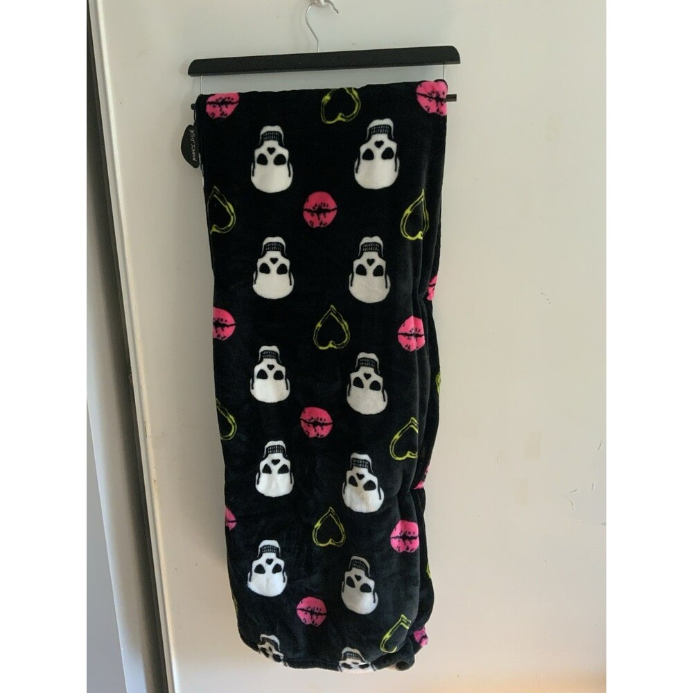 Betsey Johnson Halloween Fleece Skulls Crossbones  Hearts Throw Blanket NWT
